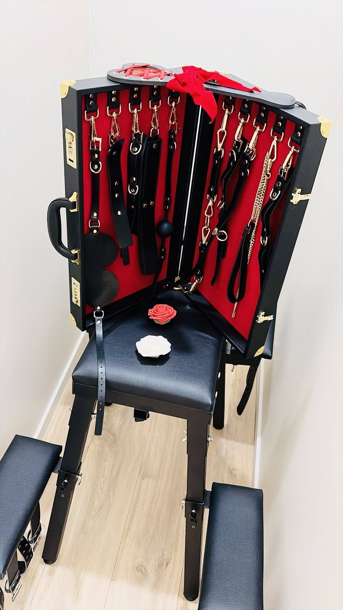 Banc d'attache et mallette d'exploration ouverte avec ses accessoires