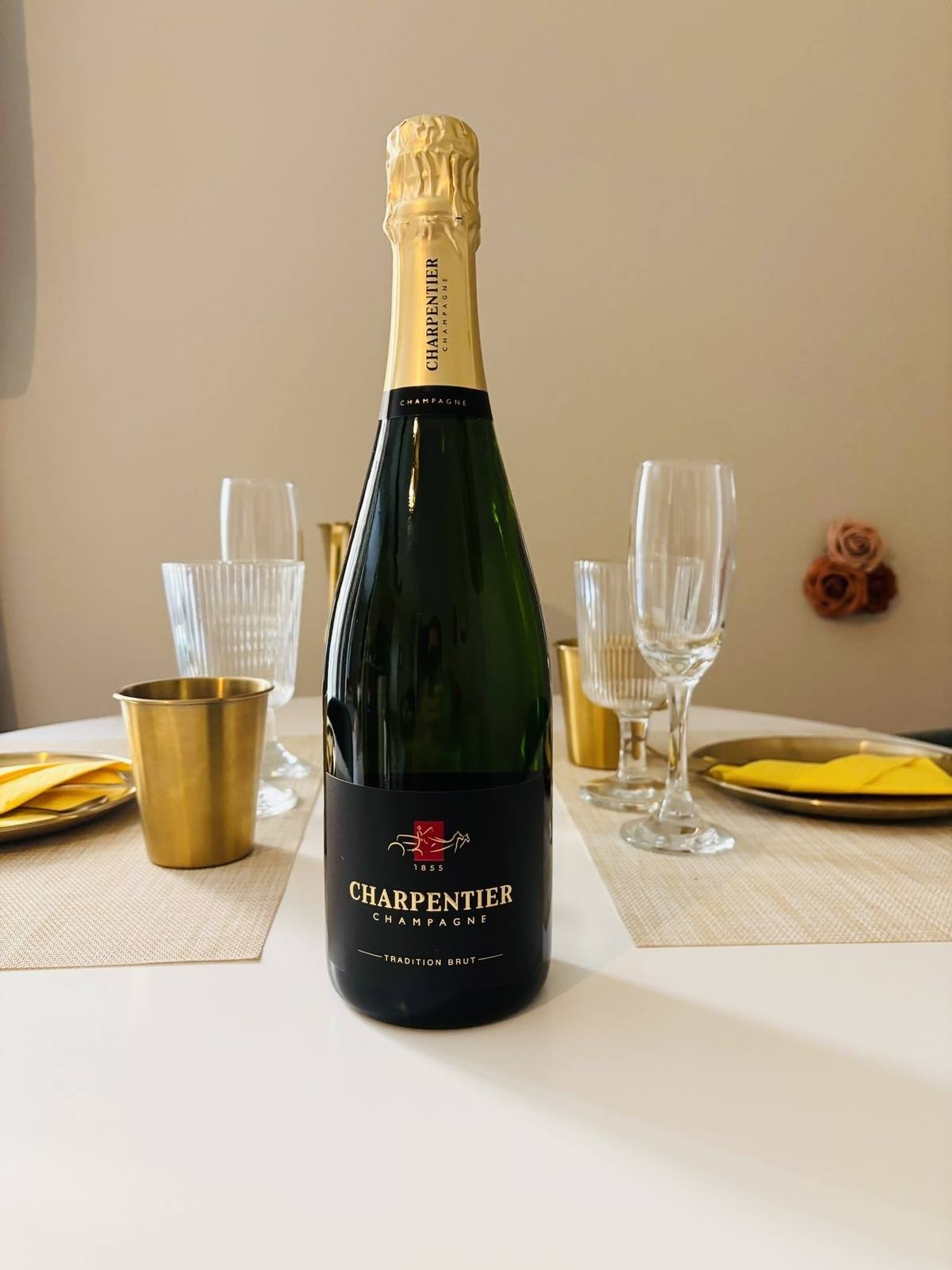 Champagne Charpentier et flûtes sur la table