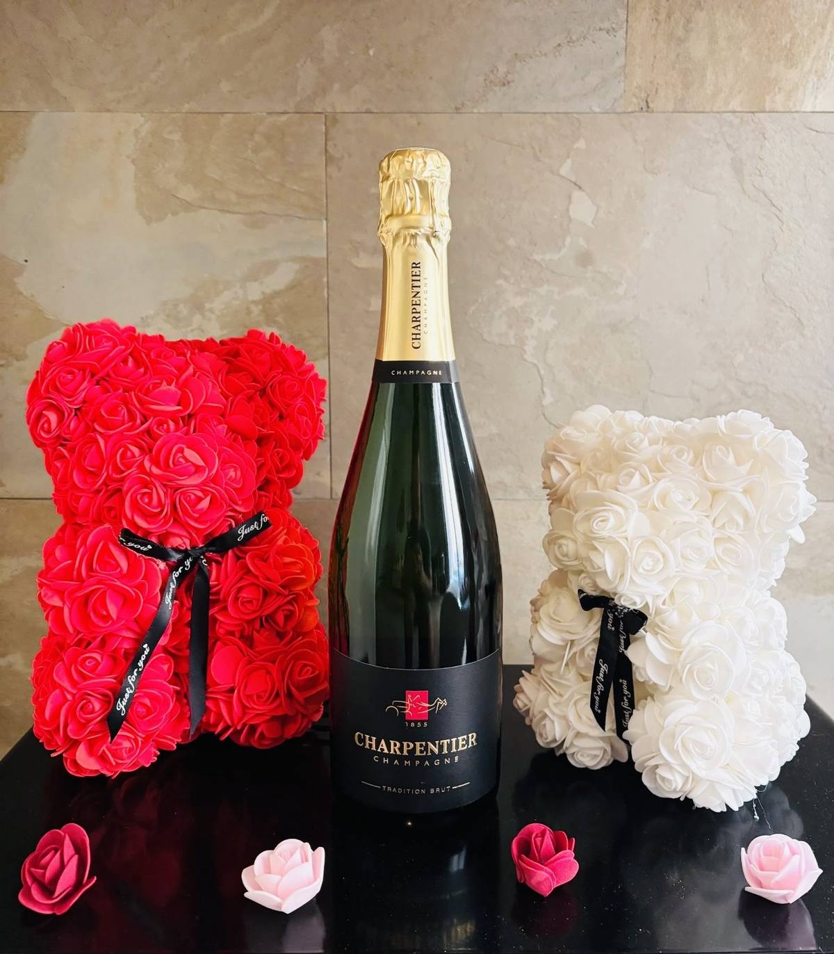 Champagne Charpentier entre deux oursons en roses