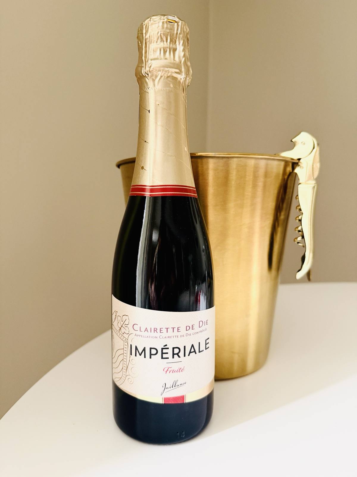 Clairette de Die Impériale fruitée et seau à glace doré