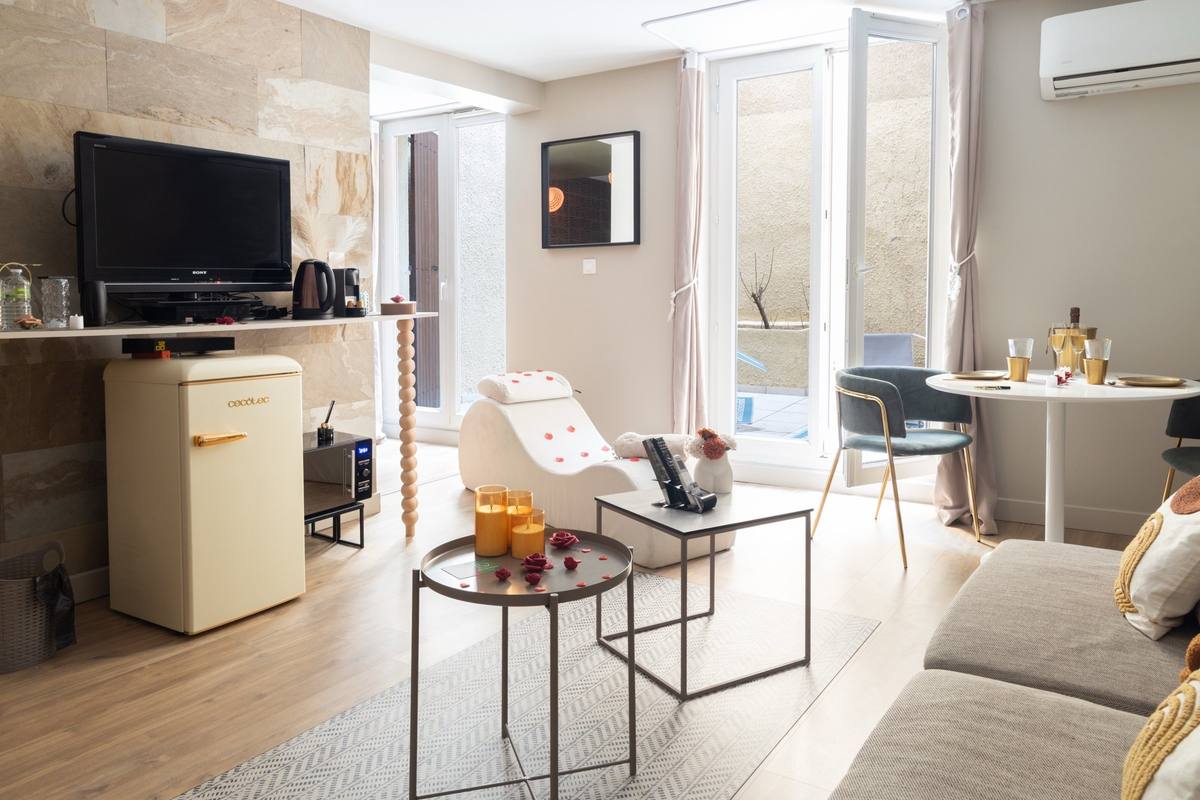 Salon avec sofa Tantra et accès à la terrasse