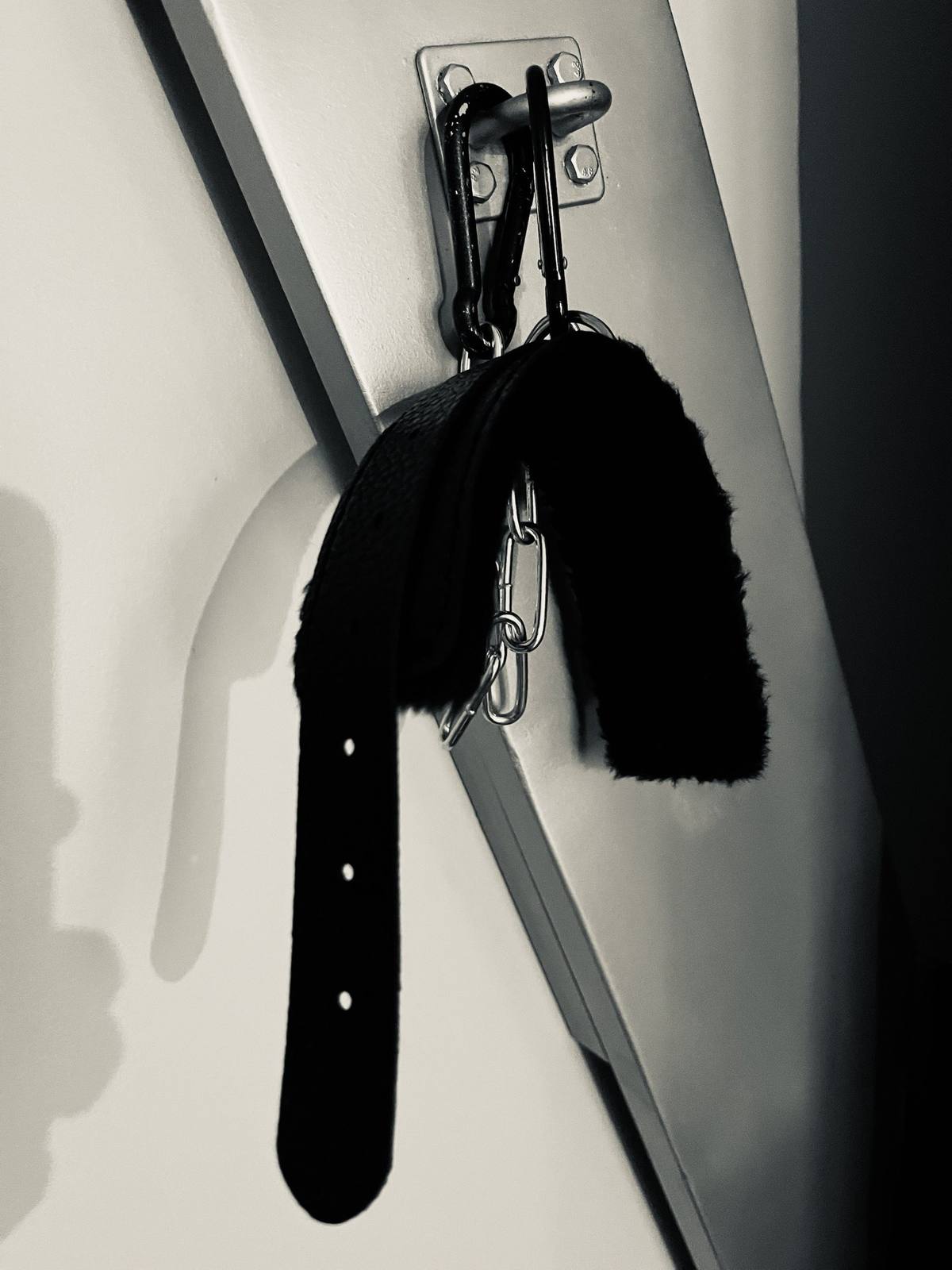 Attache en cuir sur la croix de Saint-André, noir et blanc