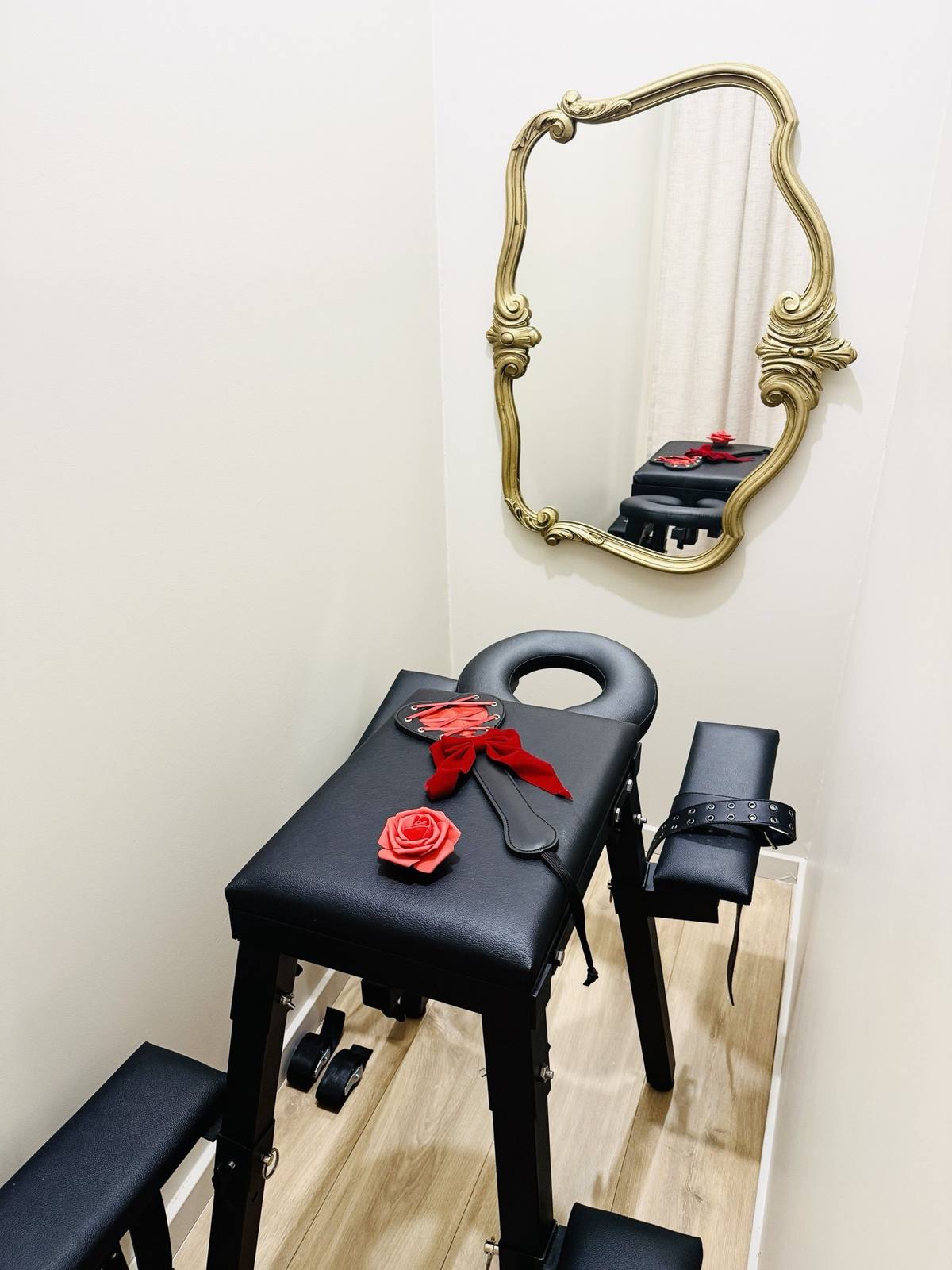 Banc d'attache devant un miroir baroque doré