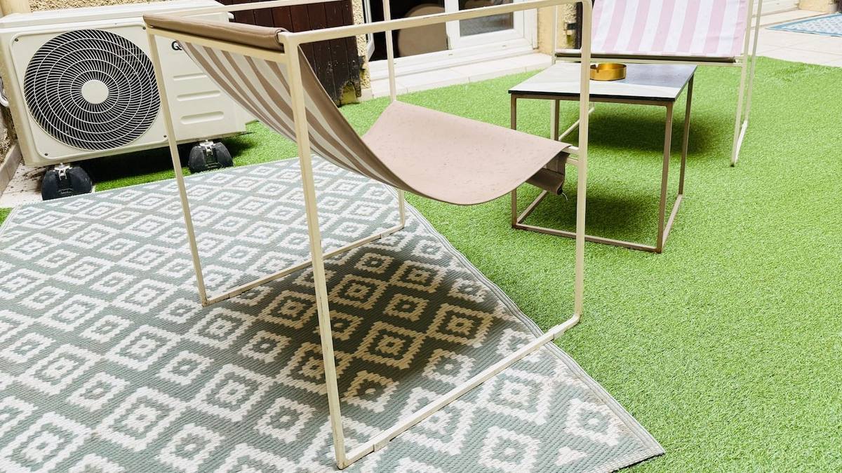 Terrasse privée de la love room : deux fauteuils et une table basse au soleil