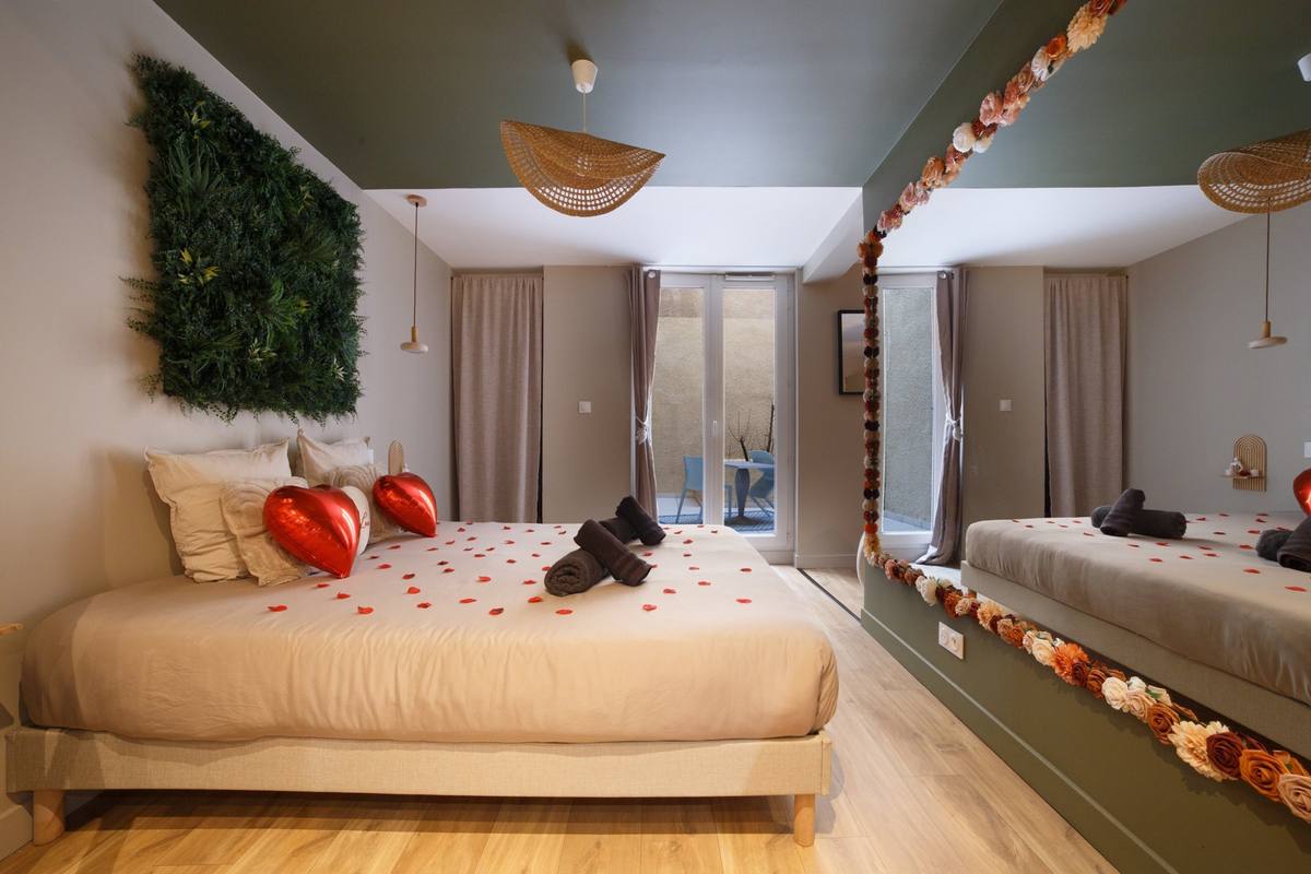 Chambre en journée, lit King size, mur végétal et miroir