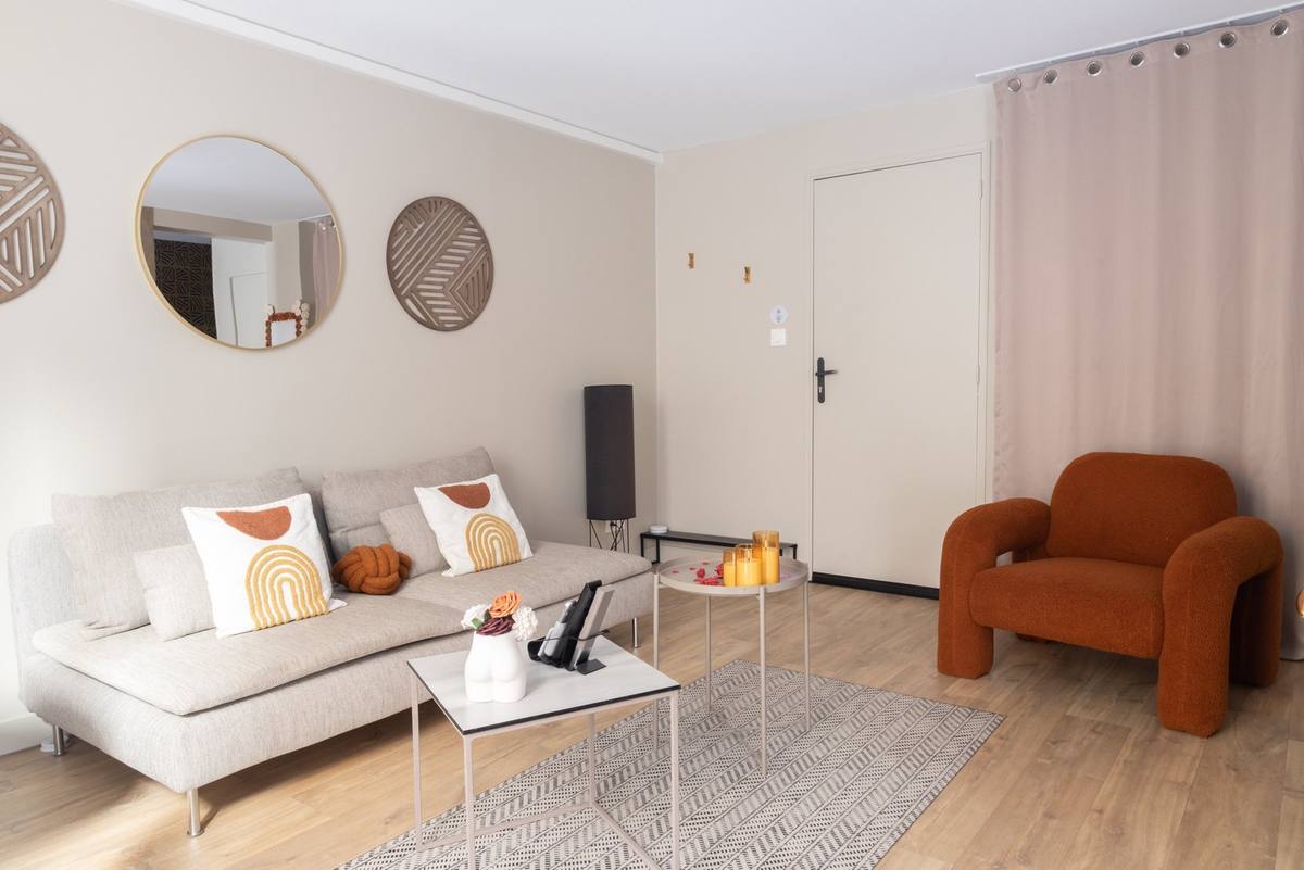 Salon avec canapé blanc et fauteuil terracotta