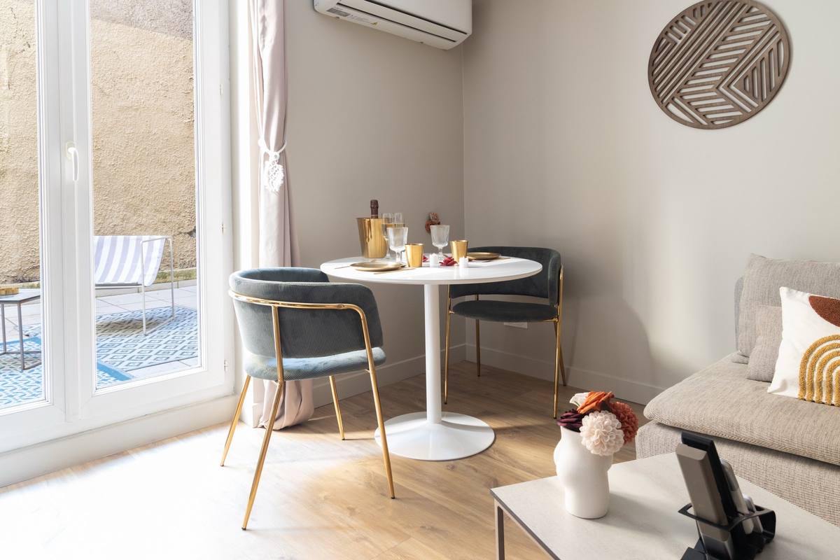 Coin repas ouvert sur la terrasse privée