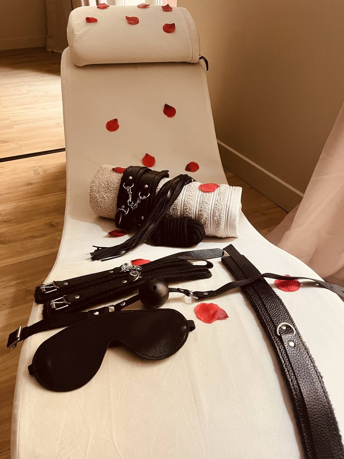 Accessoires de la mallette d'exploration posés sur le sofa Tantra