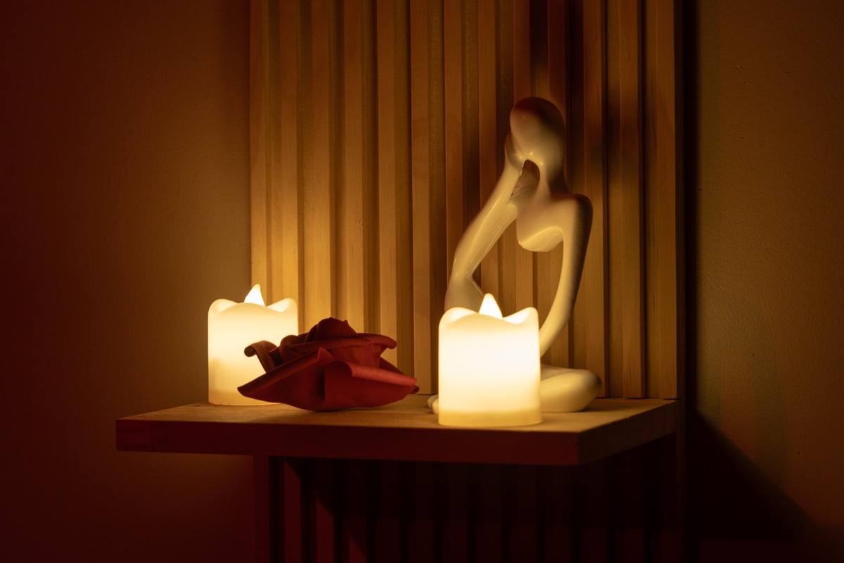 Bougies allumées et sculpture de couple enlacé dans la love room