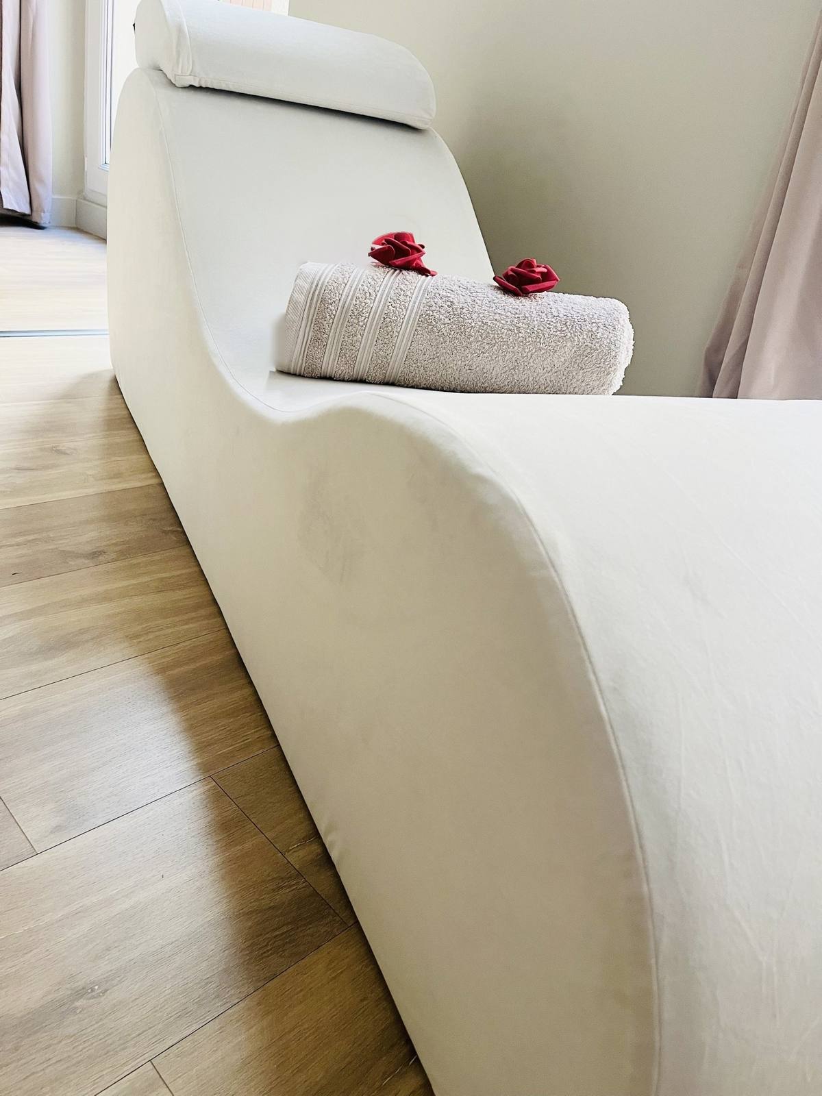 Sofa Tantra blanc aux courbes ondulées